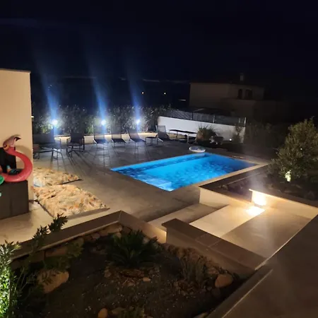 Dima - Piscine Chauffee Climatisation Barbecue Petanque *