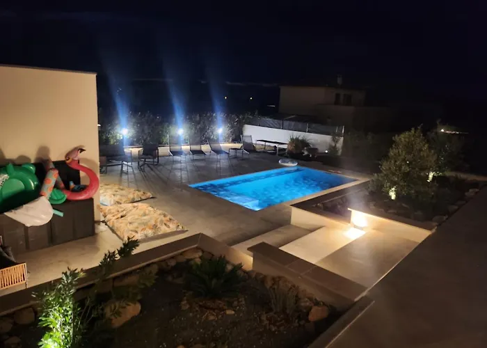 Dima - Piscine Chauffee Climatisation Barbecue Petanque *